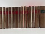 un lot de six livres posés sur une table blanche