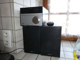 un micro-ondes posé sur un comptoir
