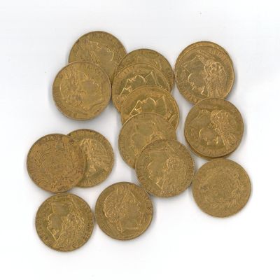 gros plan d'une pile de pièces d'or sur une surface blanche