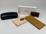 deux verres, un étui et une paire de lunettes posés sur une table