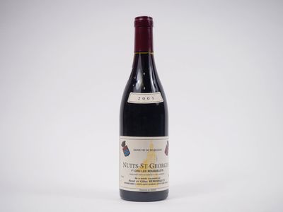 une bouteille de vin posée sur une table