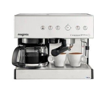 gros plan d'une cafetière avec deux tasses de café