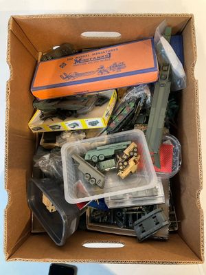 une boîte en carton remplie d'objets divers et un téléphone portable