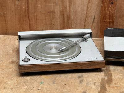 un tourne-disque posé à côté d'un autre tourne-disque sur une table