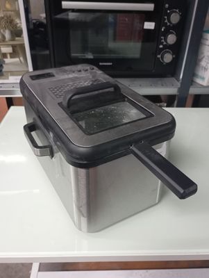 a toaster that is sitting on a counter in front of an oven