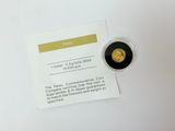 une photo d'une pièce d'or sur laquelle figure une étiquette indiquant son prix