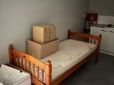 un lit avec un matelas et des cartons dans une chambre