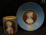 une tasse et une soucoupe ornées de l'image d'une dame