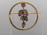 broche plaquée or avec de l'améthorate et des perles d'améthorate