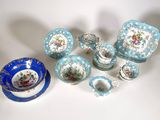 de nombreuses pièces de porcelaine bleue et blanche sur la table