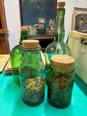 2 bouteilles et deux pots en verre teinté