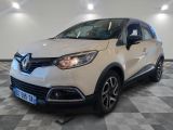 une voiture blanche garée dans une pièce au sol en damier