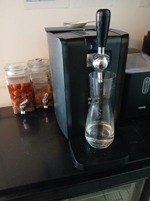 une cafetière posée sur une table à côté d'une tasse de café
