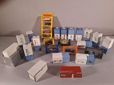 toutes ces boîtes, empilées sur une table
