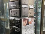 une vitrine présentant de nombreux types d'appareils électroniques