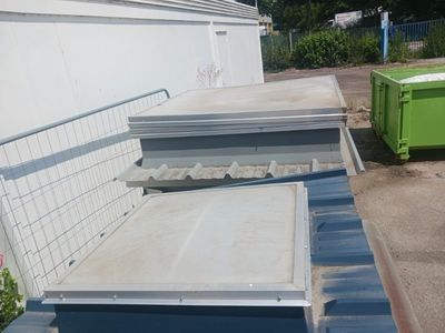 un tas de tôles posé contre le mur d'un immeuble