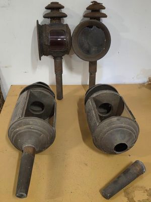 trois types différents de tuyaux et de robinets posés sur une table