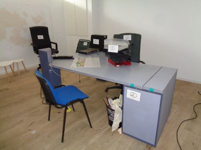 Contenu d'un bureau : 11 chaises tissu, 2 fauteuils dactylo,…