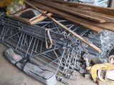 plusieurs pièces de bois sont empilées dans un garage