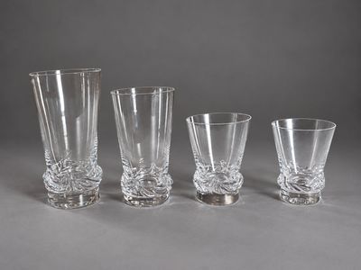 trois verres à shot posés les uns à côté des autres sur une table