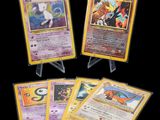quatre cartes Pokémon différentes exposées sur un fond noir