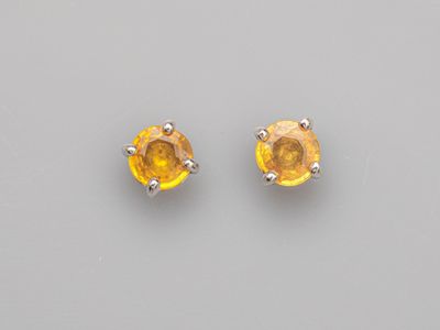 une paire de boucles d'oreilles à clous en saphir jaune