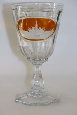 un verre à vin orné d'une image de phare