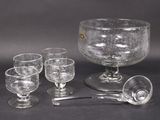 quatre verres et une cuillère posés sur une table