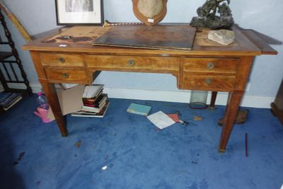 un bureau sur lequel se trouve une horloge, dans une pièce