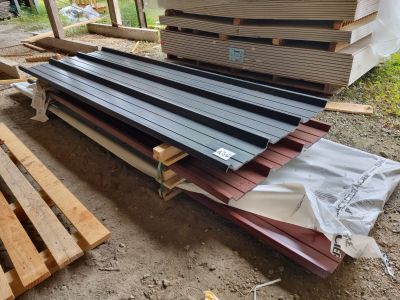 un tas de bois posé par terre à côté d'une palette