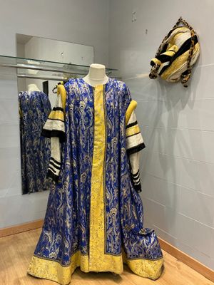 une photo d'une robe bleue et jaune exposée dans un musée