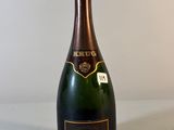 l'image d'une bouteille de champagne posée sur une table