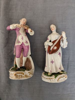 paire de figurines en porcelaine représentant un homme et une femme jouant d'instruments de musique