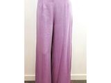 un mannequin vêtu d'un pantalon violet et d'un haut noir