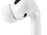 un gros plan sur une paire d'AirPods posés l'un sur l'autre