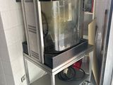 une machine posée sur un chariot dans la cuisine