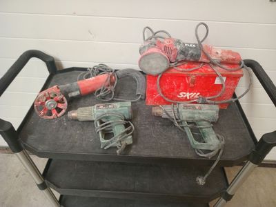 un chariot sur lequel sont posés des outils, dans un garage