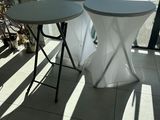 deux tables placées devant une fenêtre