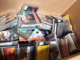 une boîte en carton remplie de CD et contenant des CD