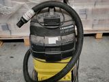 un aspirateur posé sur un chariot dans un entrepôt