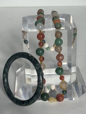 deux bracelets et une bague présentés sur un présentoir transparent