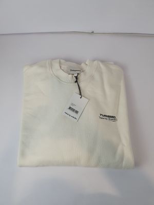 Le t-shirt blanc est suspendu à une corde à linge.