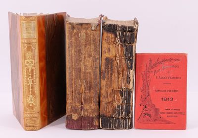 plusieurs vieux livres sont empilés sur une surface blanche
