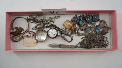 une boîte rose contenant tout un tas de bijoux