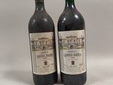deux bouteilles de vin posées l'une à côté de l'autre sur une table