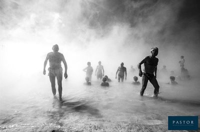 photo en noir et blanc d'un groupe de personnes dans l'eau
