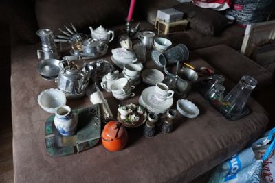 beaucoup d'argenterie posée sur un canapé marron