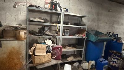 une pièce remplie d'une multitude d'outils et d'autres objets