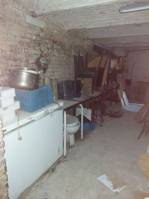 une pièce équipée d'un réfrigérateur et d'une cuisinière