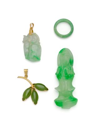 un assortiment de bijoux en jade et en or, comprenant une tête en jade, une bague en jade et une bague en jade